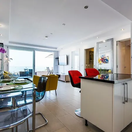 Seashore Stunning Apartment *